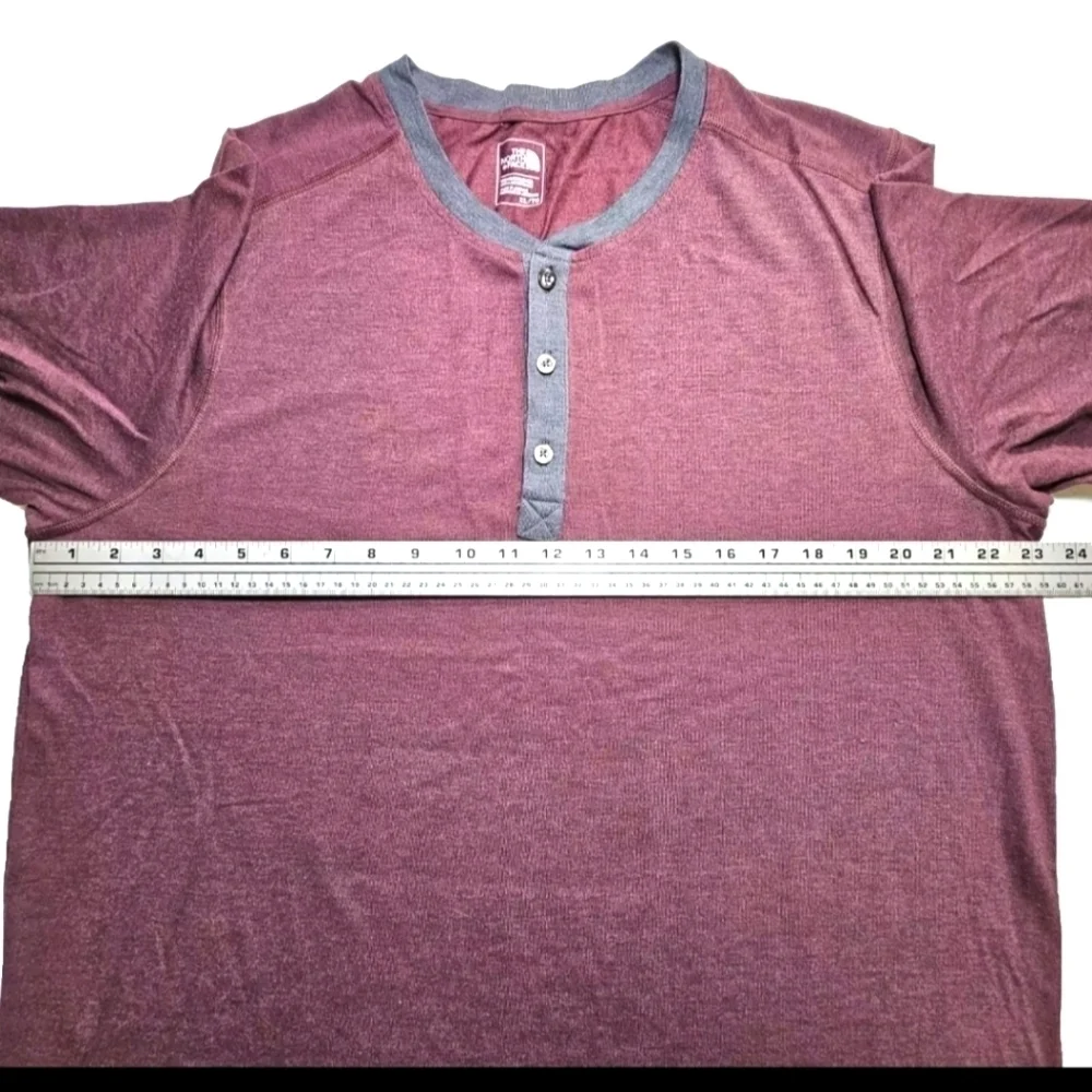The North Face Men's XL Flashdry Burgundy Casual Shortsleeve T-shirt